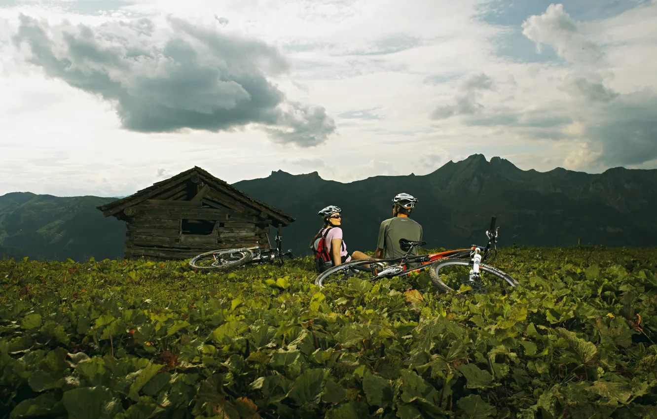 Фото обои горы, природа, женщина, мужчина, велосипеды, спорт. привал