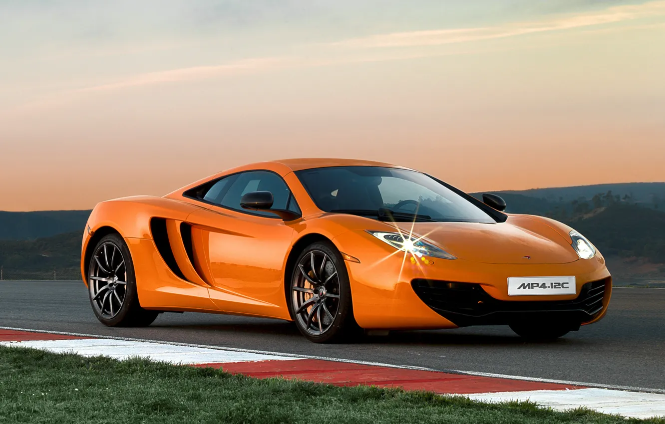 Фото 4 12. MCLAREN mp4-12c. Автомобиль MCLAREN mp4-12c. Макларен мп4 12с. Макларен машина оранжевая.