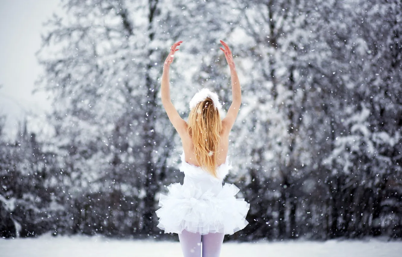 Фото обои зима, девушка, снег, балерина