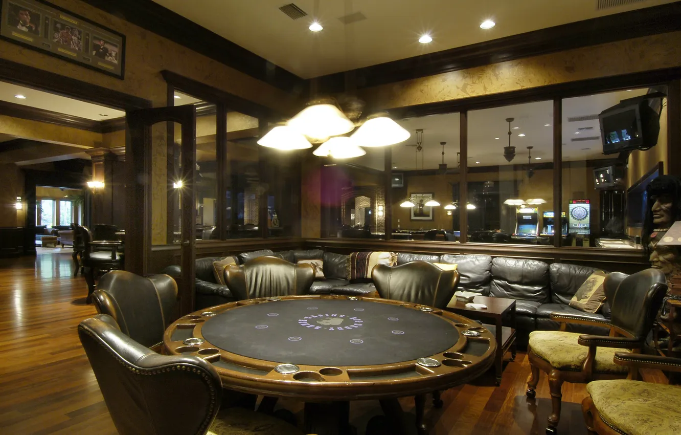 Фото обои стол, комната, диван, кресла, покер, игровая, телевизоры., game room