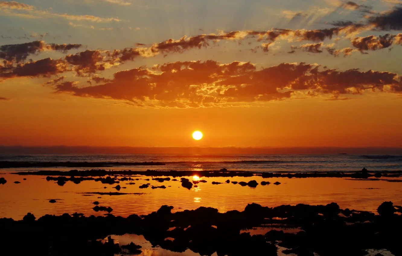 Фото обои волны, пляж, облака, восход, камень, горизонт, риф, оранжевое небо