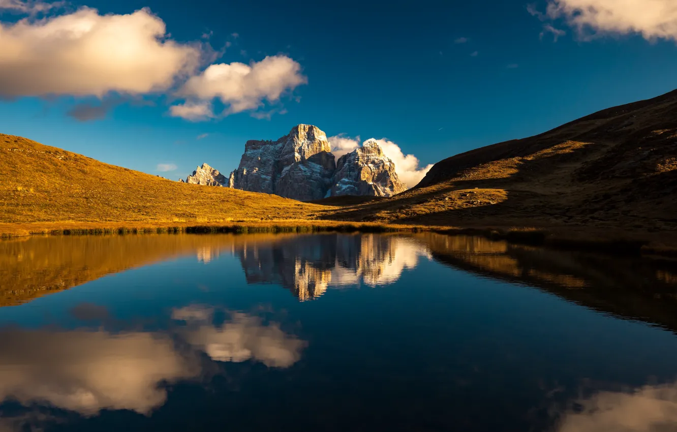 Фото обои небо, облака, свет, горы, озеро, отражение, синева, холмы