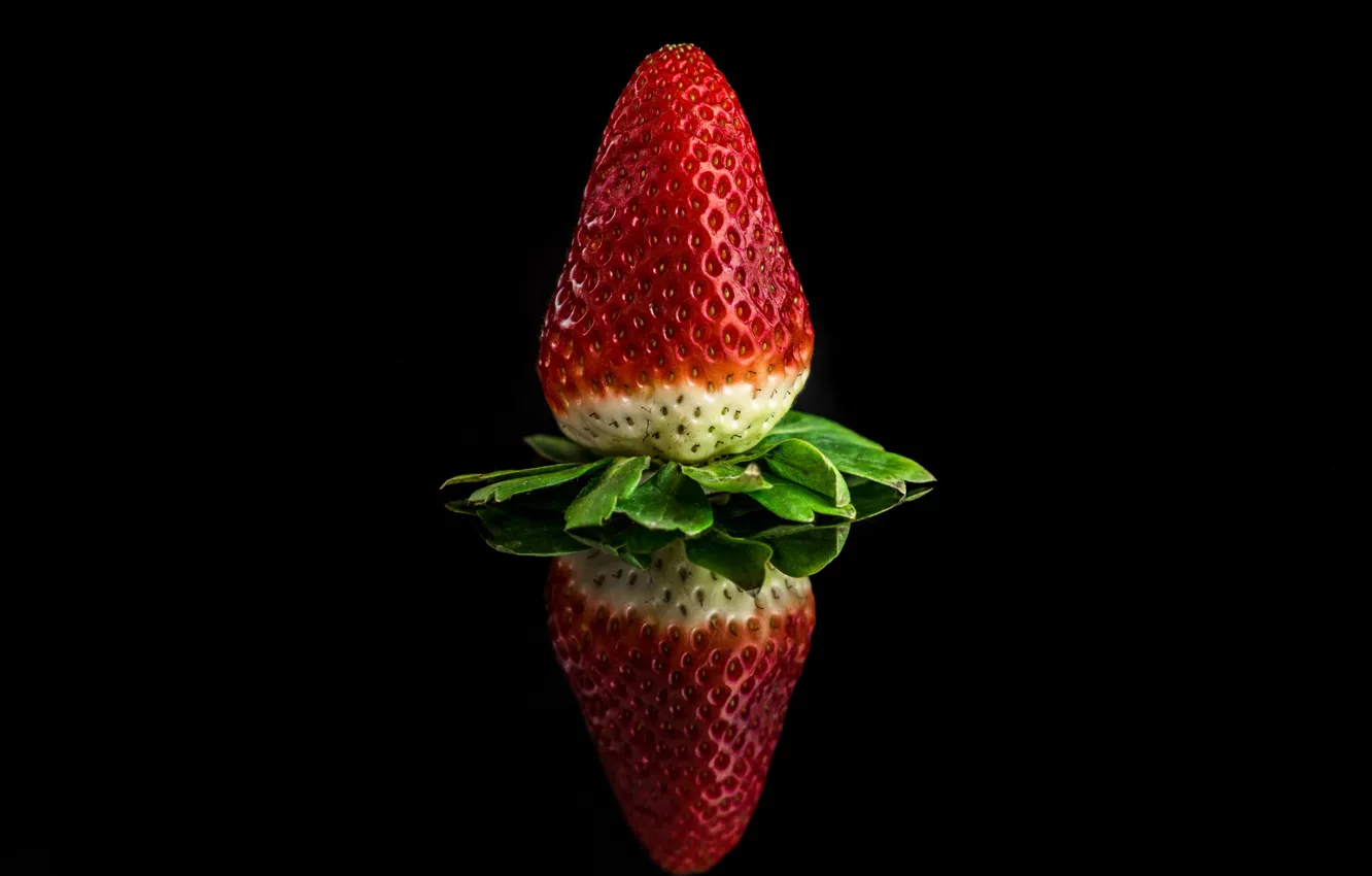 Фото обои отражение, клубника, ягода