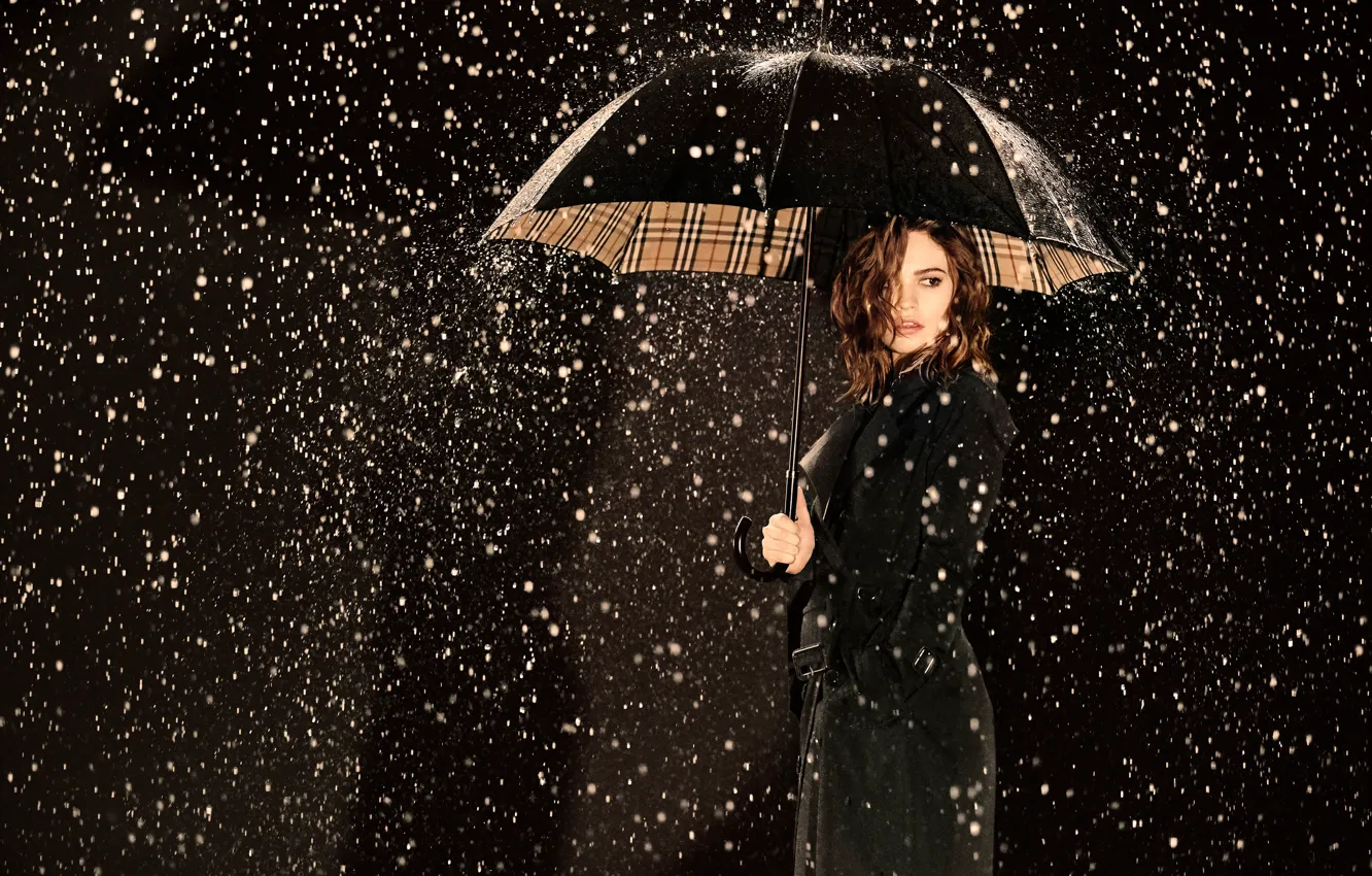 Фото обои капли, дождь, зонт, духи, реклама, прическа, плащ, фотосессия