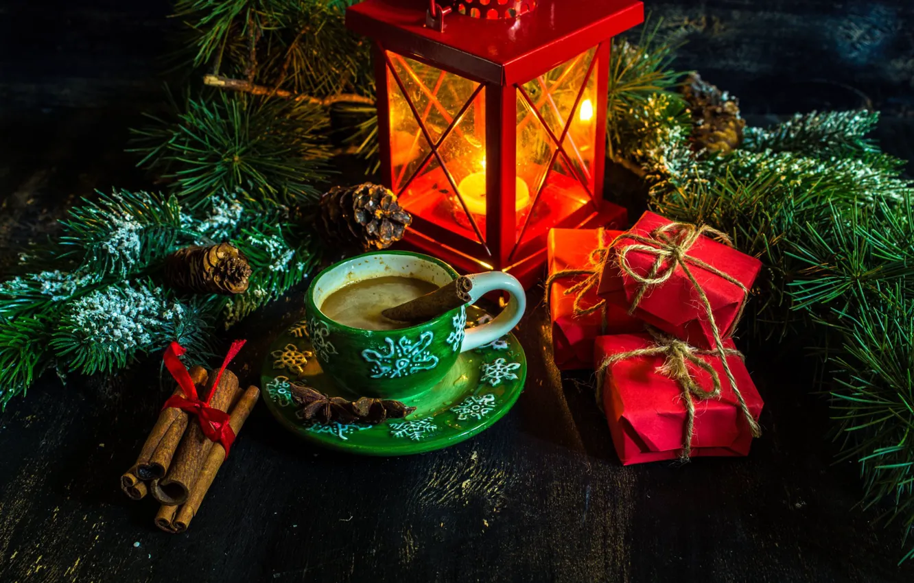 Фото обои ветки, праздник, новый год, кофе, рождество, ель, фонарь, чашка