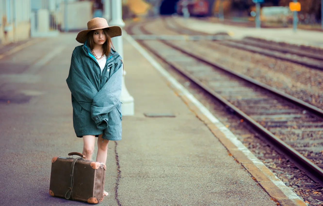 Фото обои девушка, вокзал, чемоданы