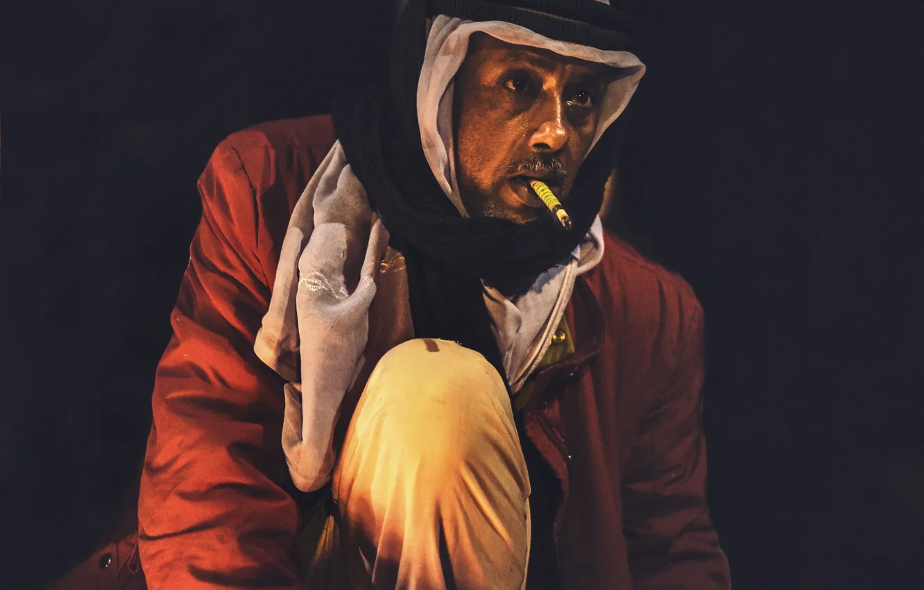 Фото обои man, cigarette, turban