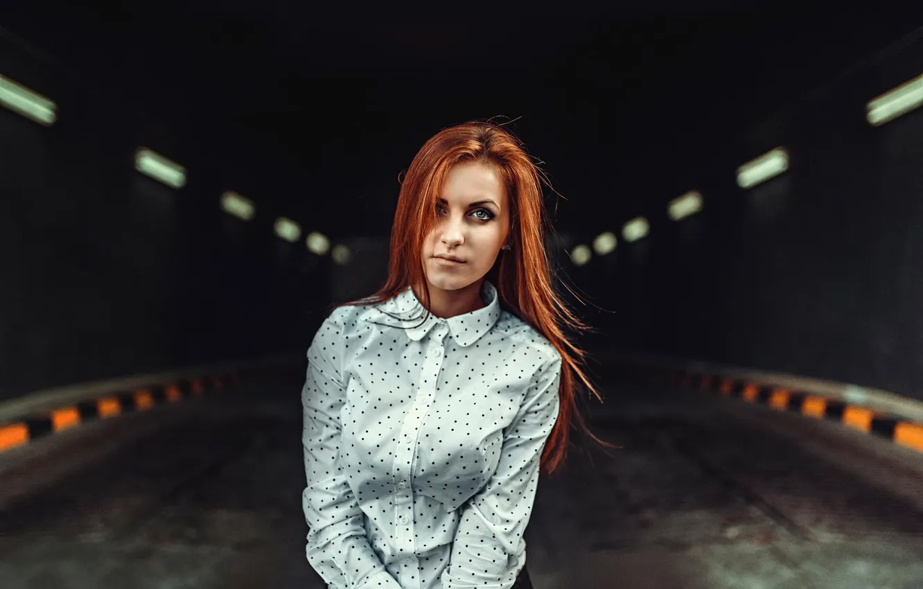 Фото обои взгляд, город, портрет, Россия, рыжеволосая