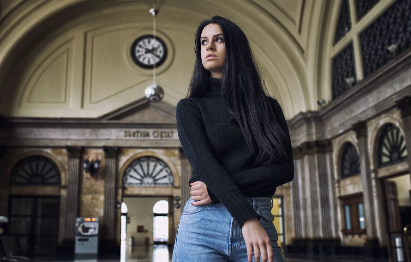 Фото обои Girl, Brunette, Watch, Sight, Railway station