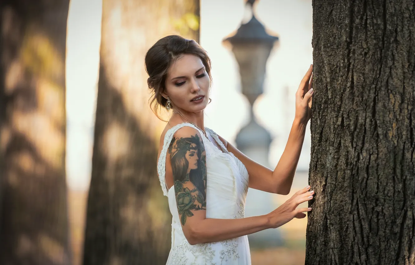 Фото обои девушка, платье, Elena, боке, у дерева