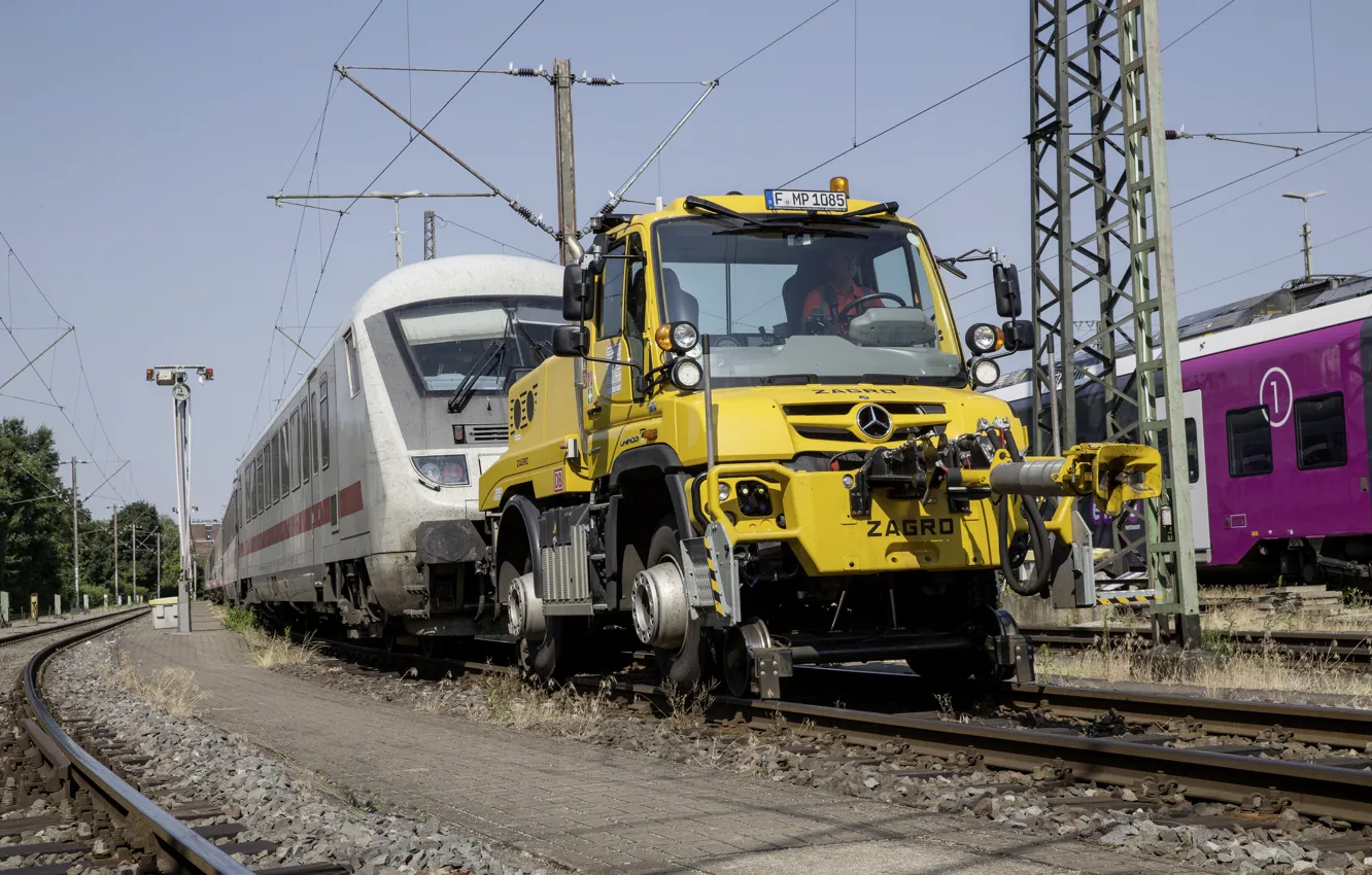 Фото обои жёлтый, рельсы, поезд, Mercedes-Benz, буксир, железная дорога, состав, тягач