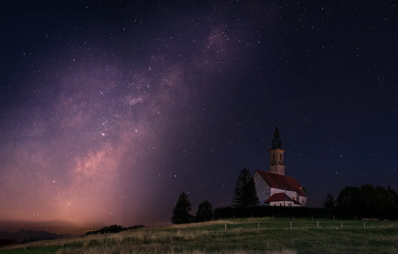 Фото обои трава, звезды, деревья, ночь, темнота, холм, ограждение, церковь
