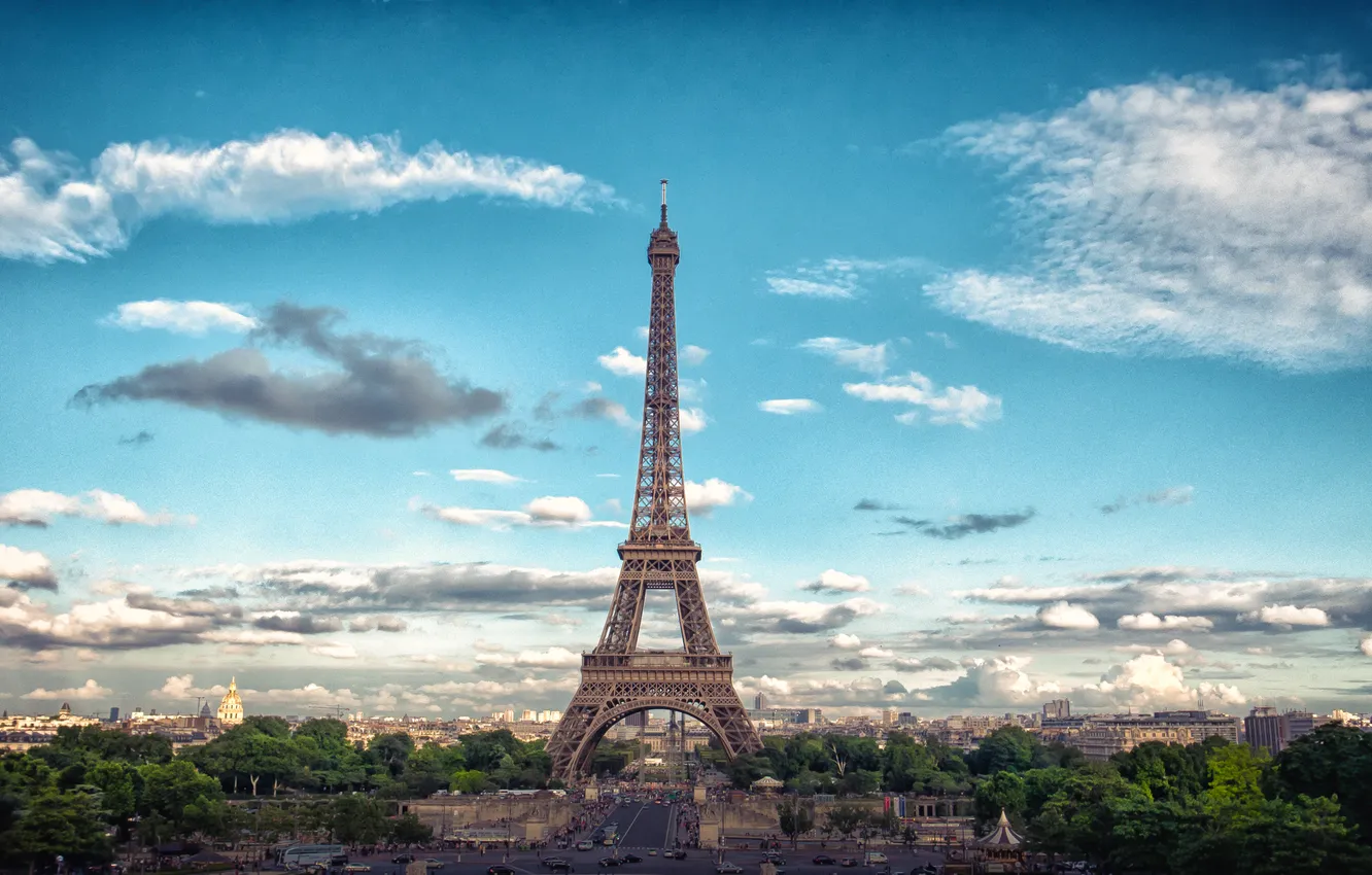Фото обои небо, облака, машины, люди, Франция, Париж, здания, Эйфелева башня