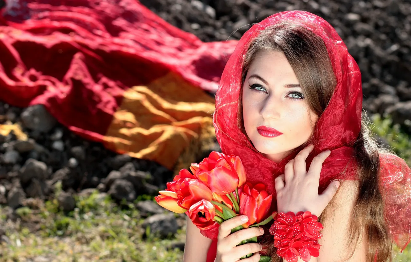 Фото обои девушка, цветы, природа, камни, тюльпаны, шатенка, платок