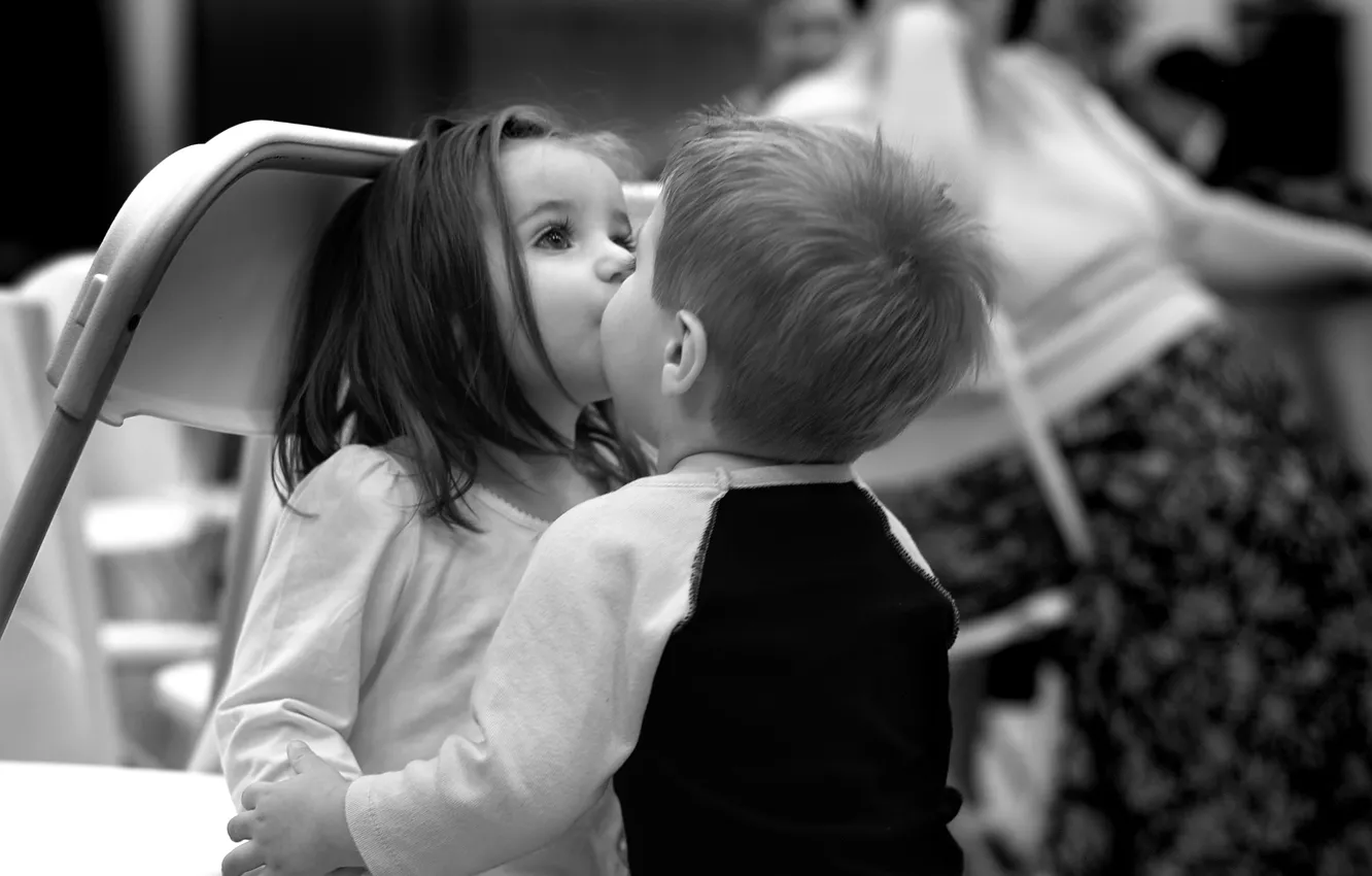 Фото обои дети, фон, черно-белый, обои, настроения, девочка, мальчик. поцелуй