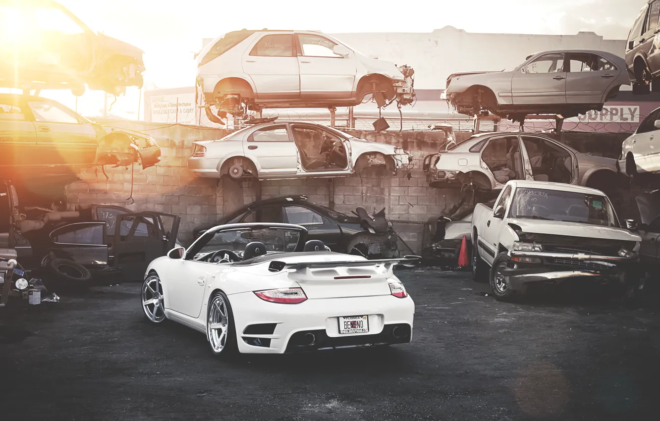 Фото обои белый, солнце, 911, Porsche, свалка, white, родстер, порше