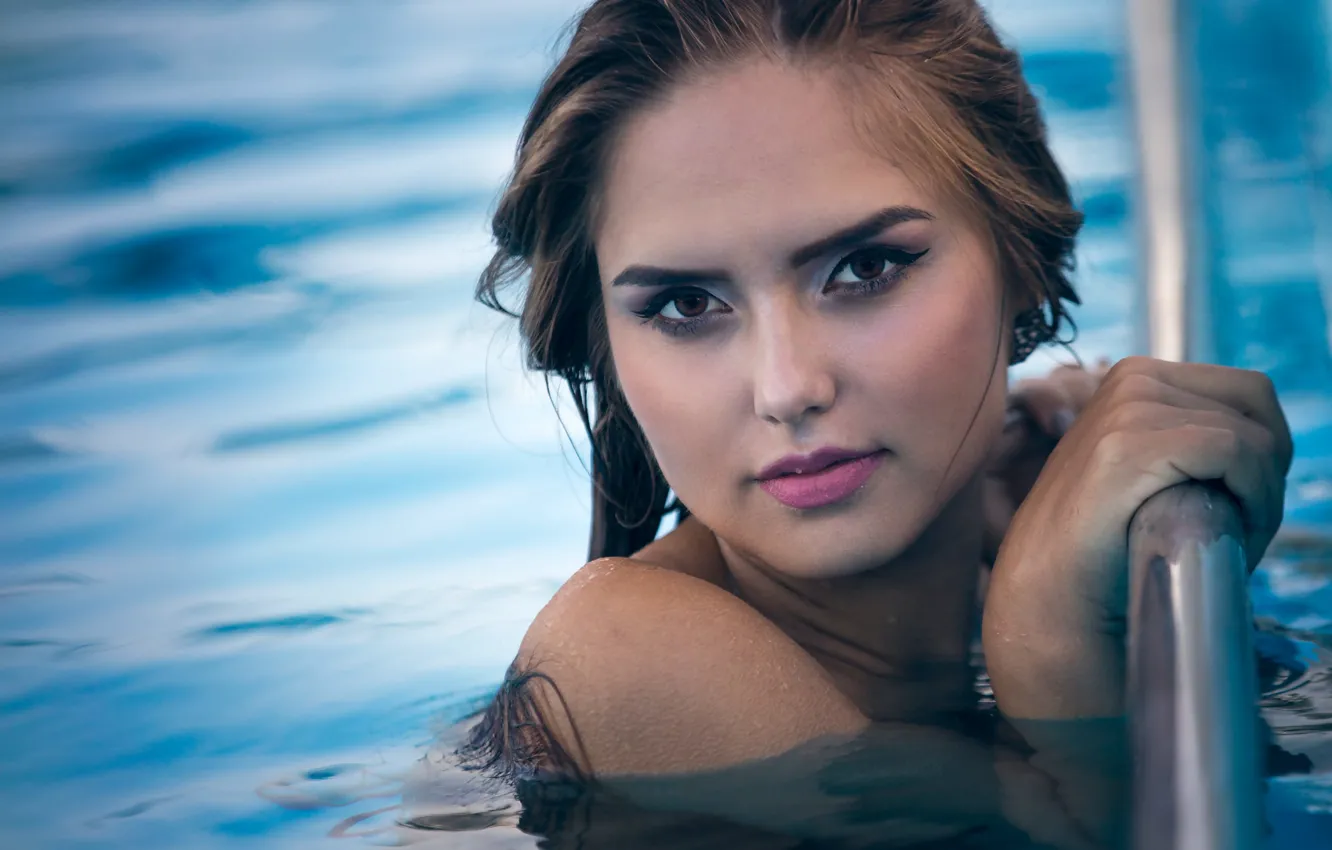 Фото обои капли, макияж, губки, в воде, Denisa