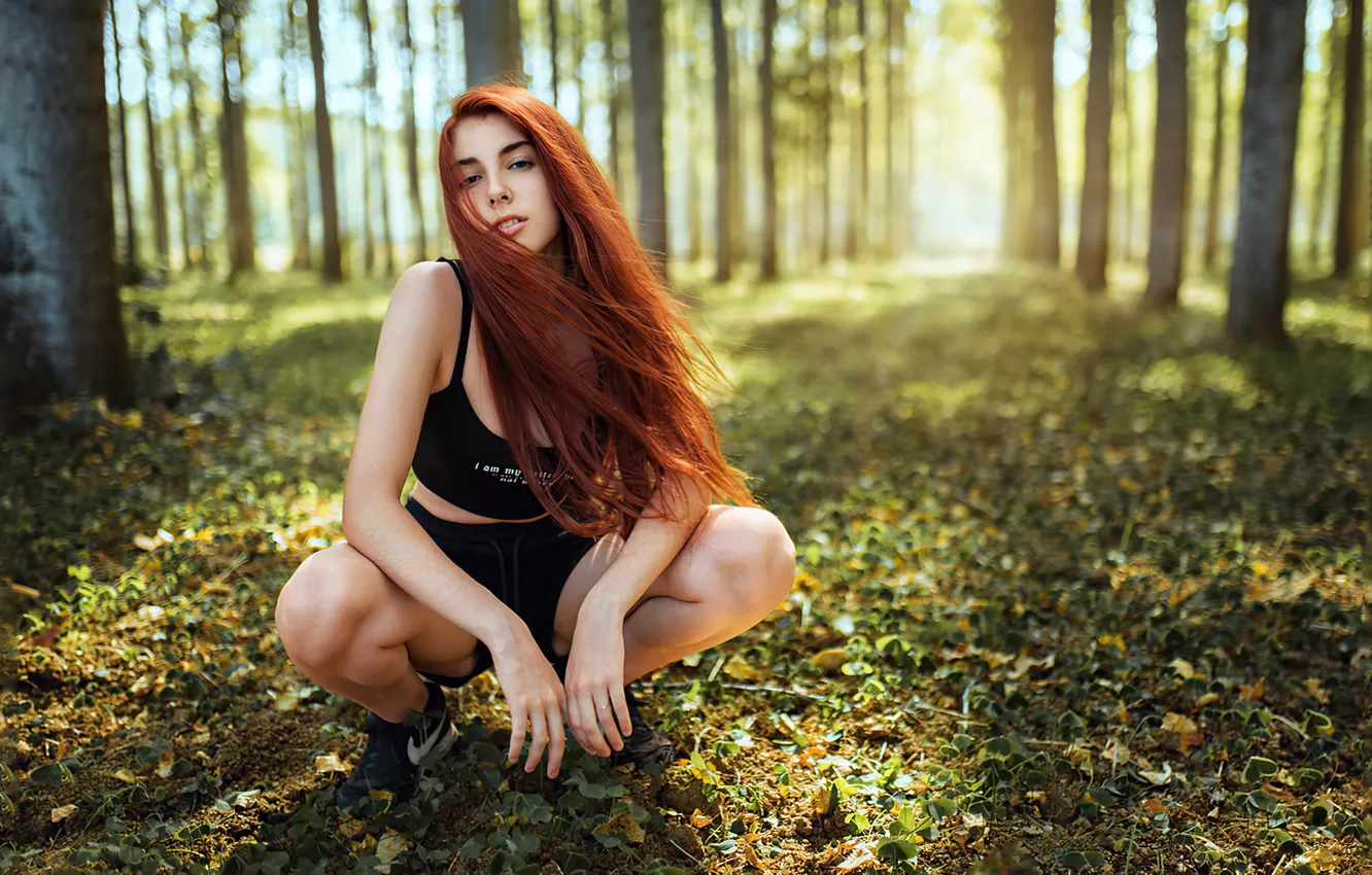 Фото обои girl, forest, shorts, redhead