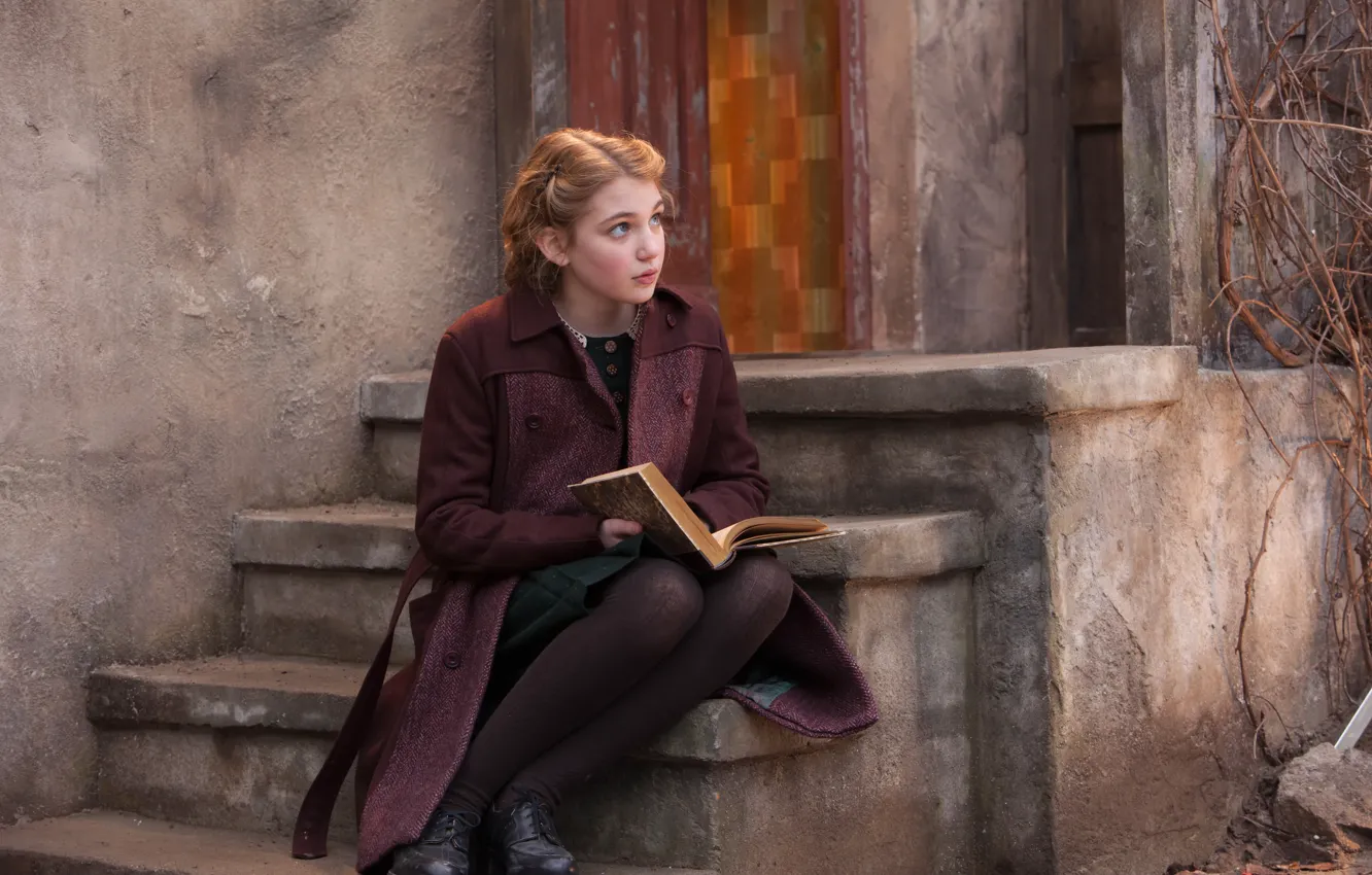 Фото обои девочка, Воровка книг, The Book Thief, Sophie Nélisse, Liesel Meminger