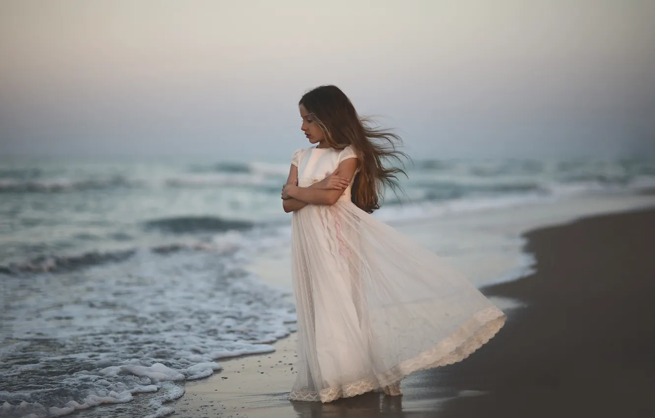 Фото обои волны, берег, платье, прибой, девочка