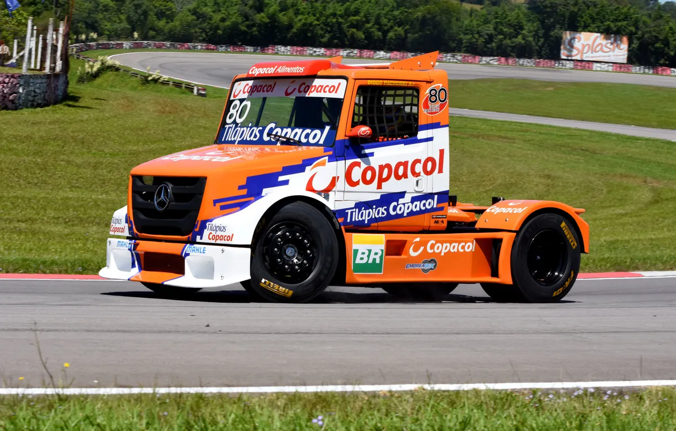 Фото обои асфальт, оранжевый, Mercedes-Benz, трасса, грузовик, гоночный, капотный