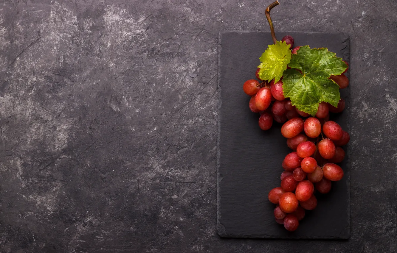 Фото обои листья, капли, красный, фон, минимализм, виноград, гроздь, подставка