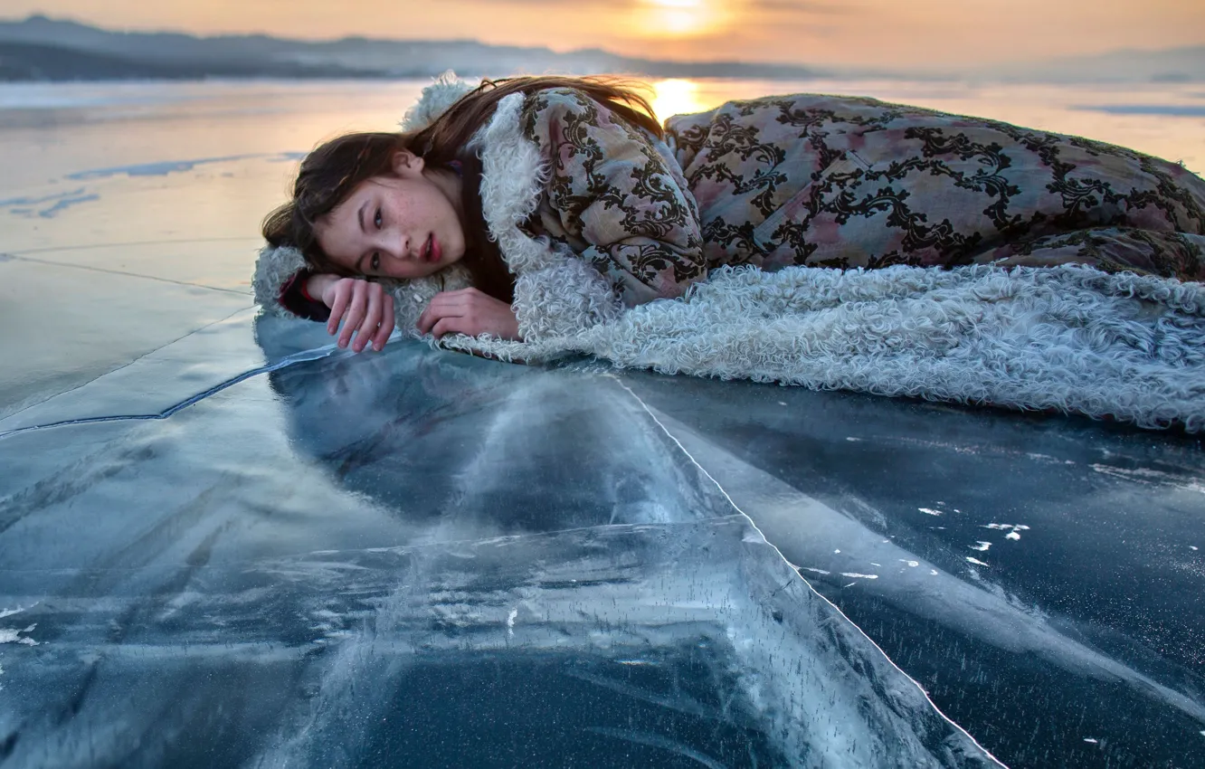 Фото обои зима, девушка, закат, поза, лёд, замёрзшее озеро, Елена Шумилова