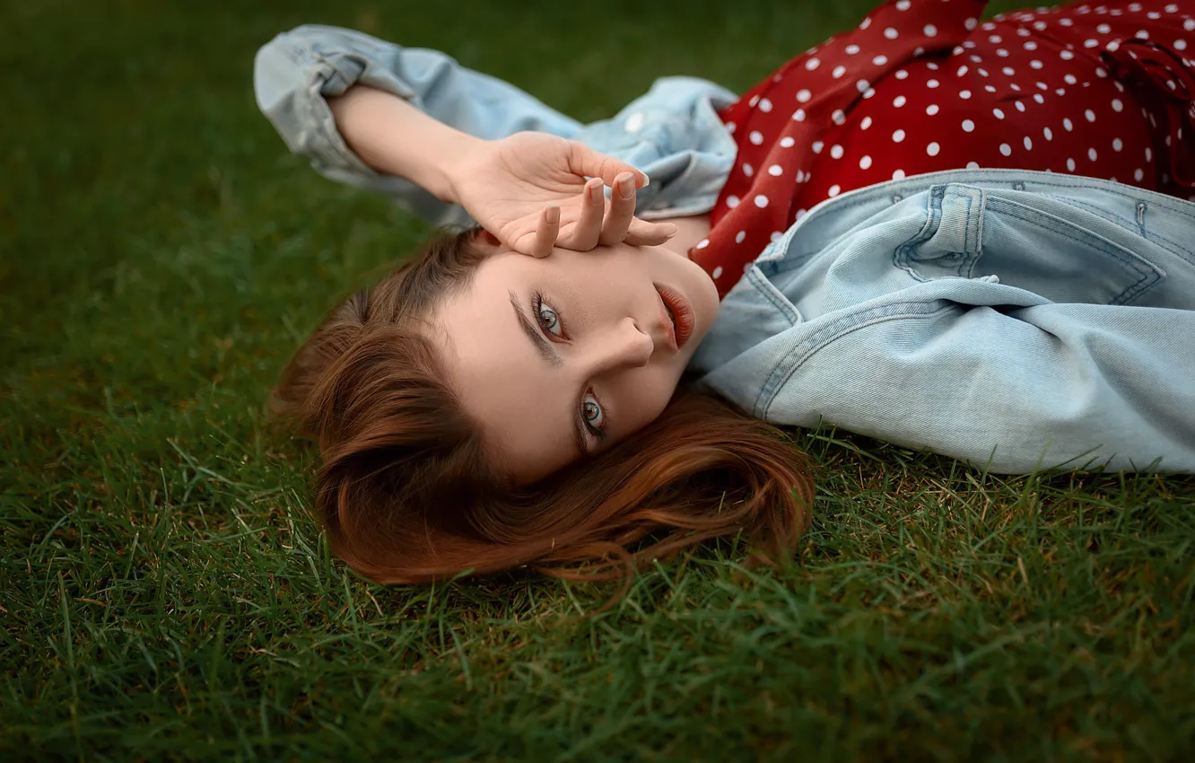 Фото обои girl, grass, Model, dress, brown hair, photo, blue eyes, bokeh