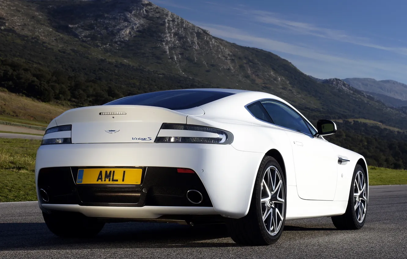 Фото обои белый, Aston Martin, астон мартин, задок, Vantage S