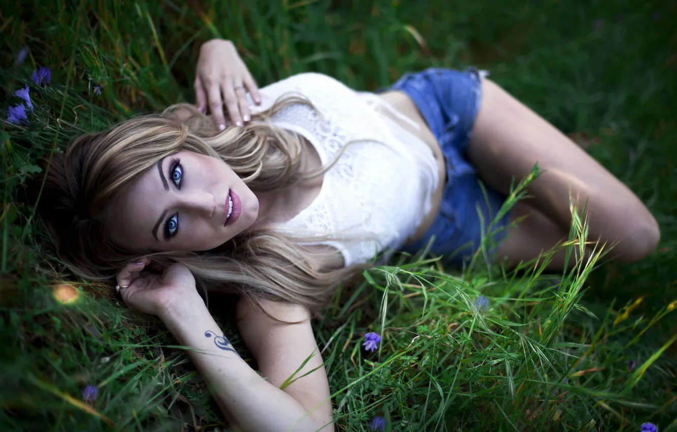Фото обои трава, тату, блондинка, татуировка, лежит