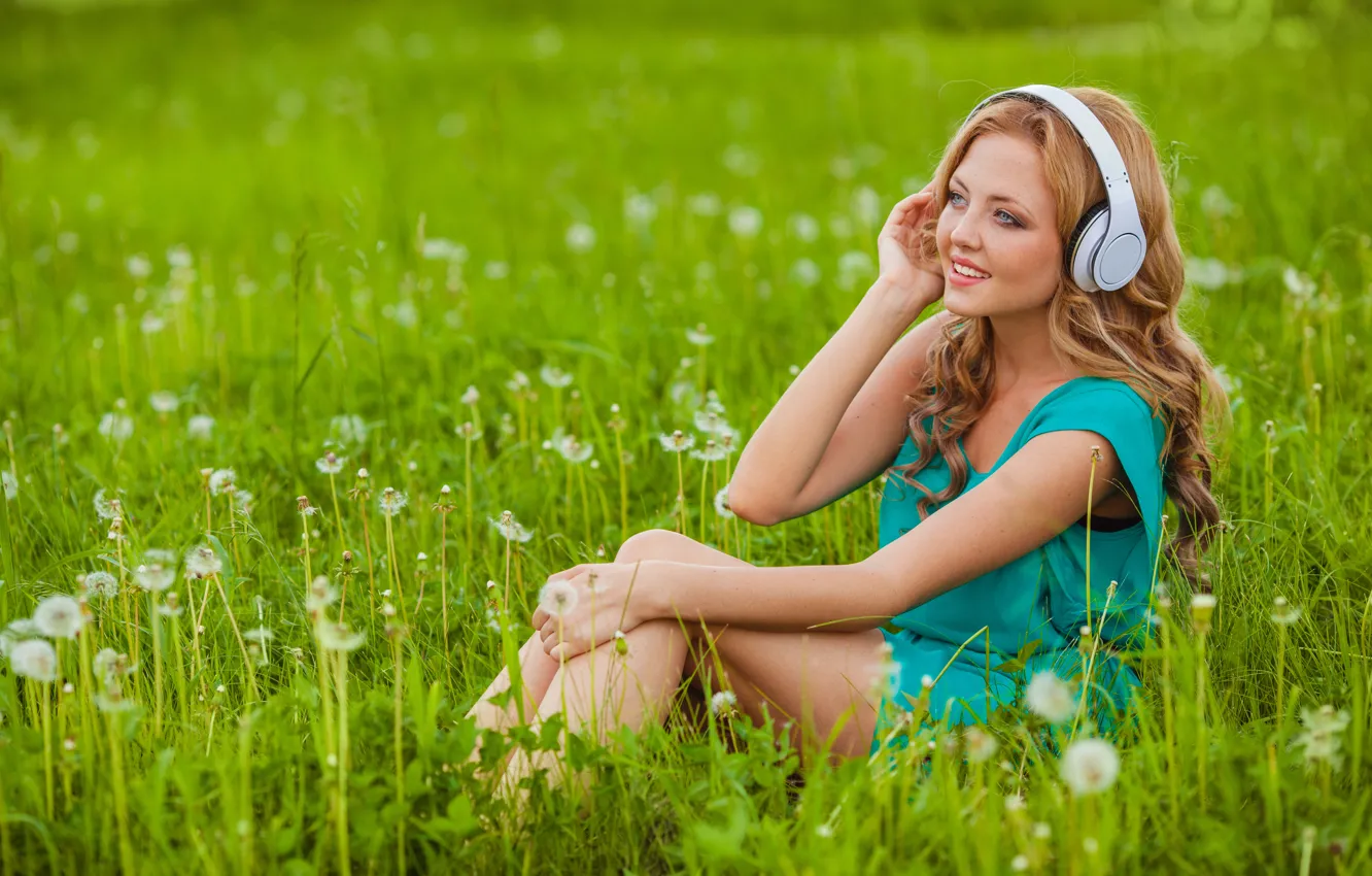 Фото обои трава, девушка, цветы, улыбка, наушники, блондинка, одуванчики