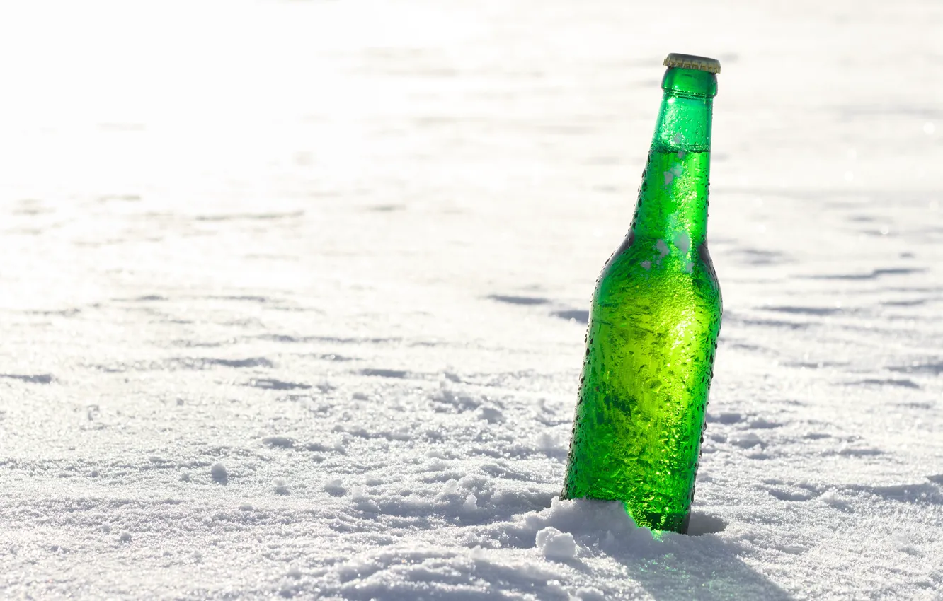 Фото обои зима, белый, солнце, капли, снег, бутылка, мокрая, зелёная