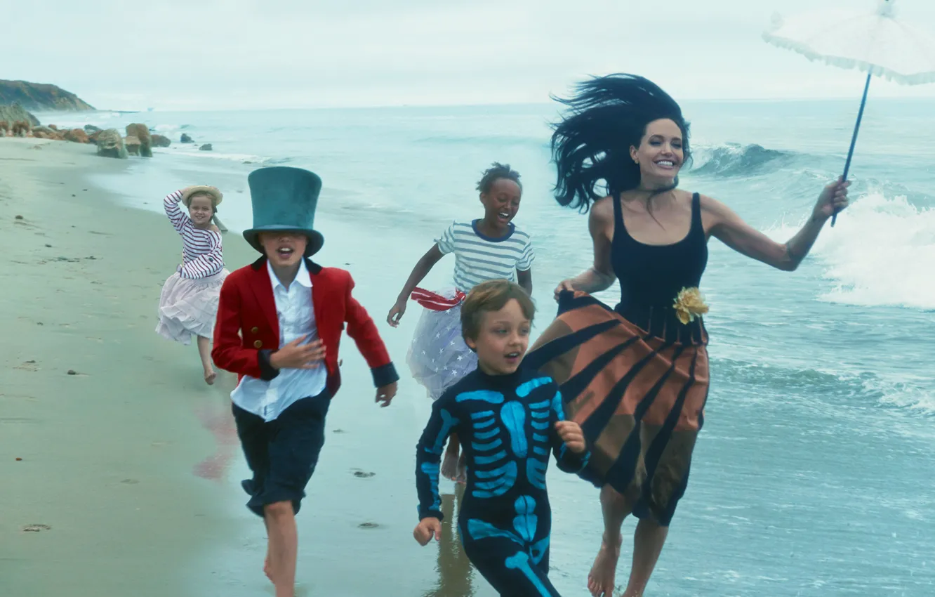 Фото обои песок, море, пляж, радость, дети, зонтик, босиком, актриса