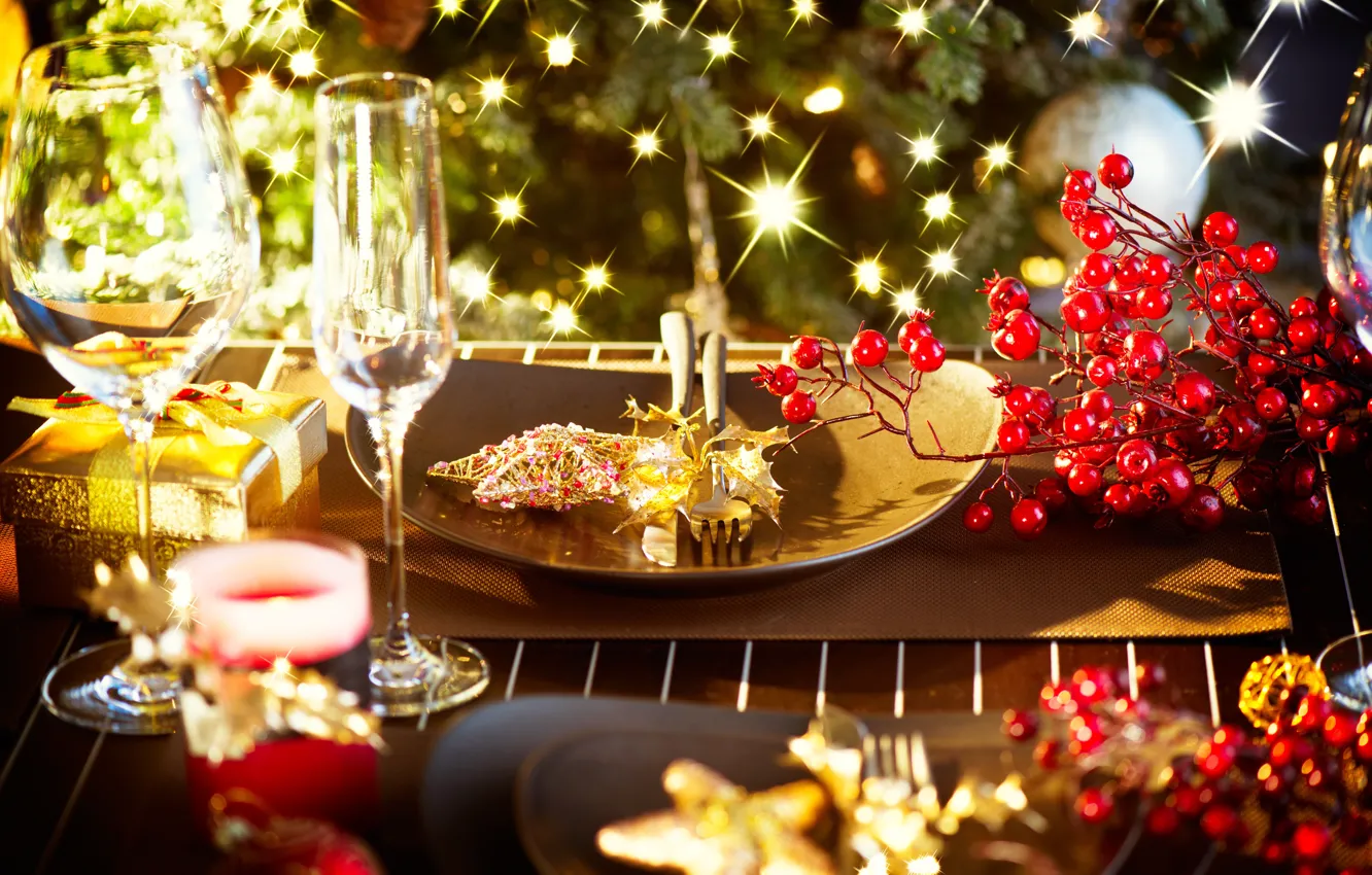 Фото обои зима, ягоды, стол, звезда, свечи, приборы, Новый Год, бокалы