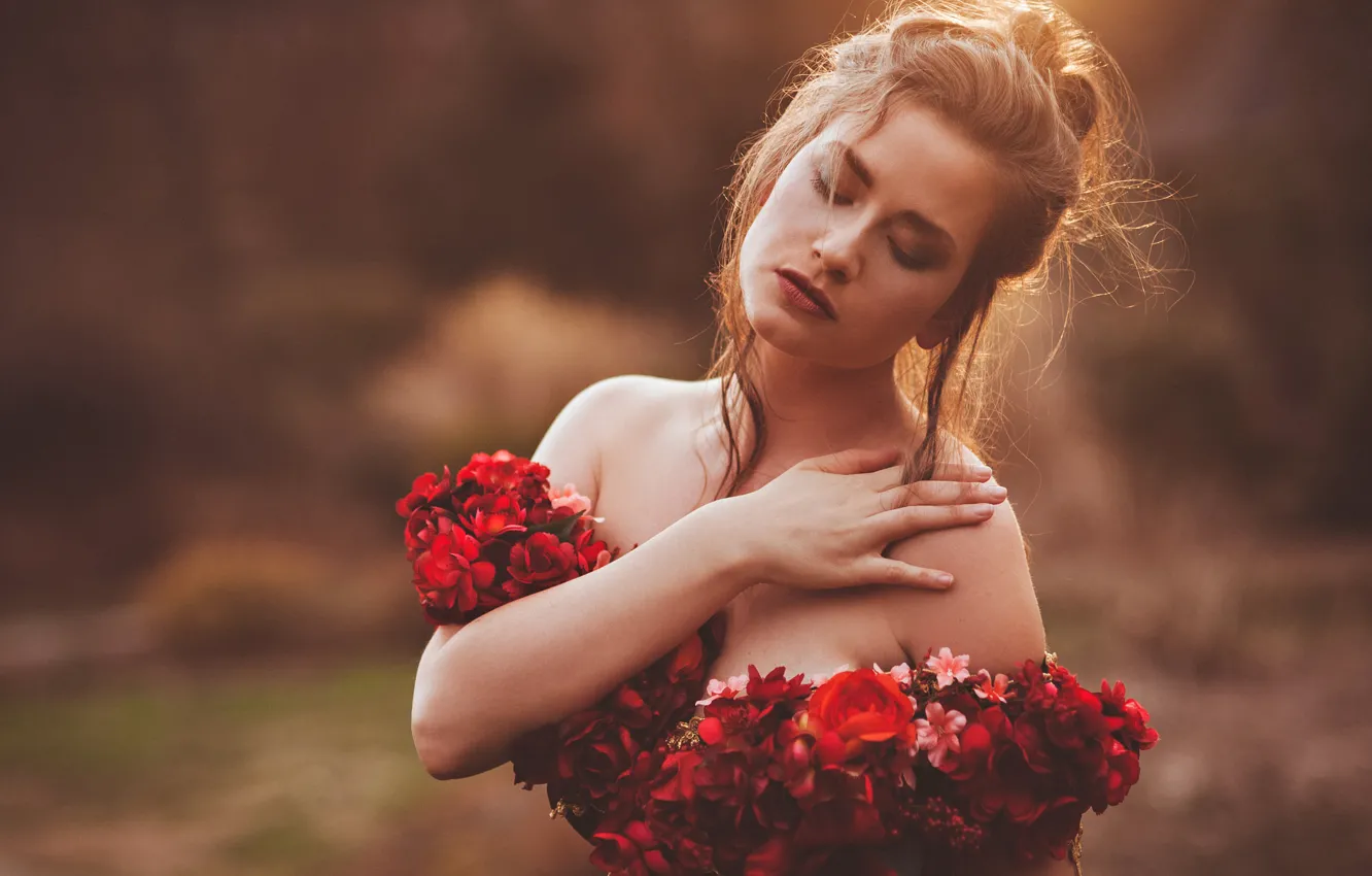 Фото обои девушка, цветы, настроение, рука, декольте