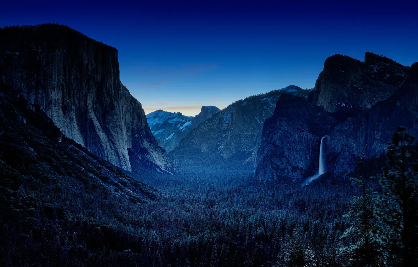 Фото обои лес, горы, ночь, синева, скалы, вершины, высота, водопад