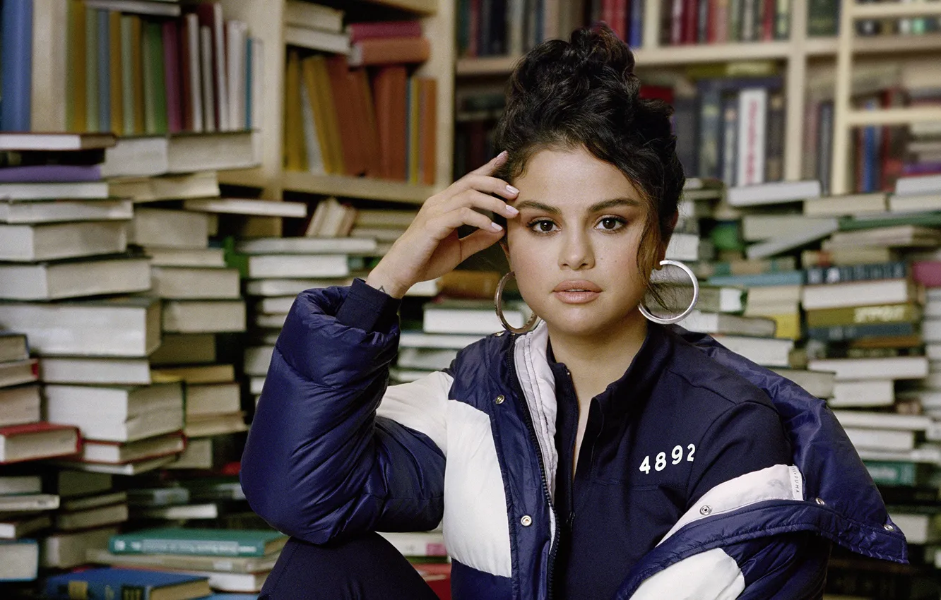 Фото обои взгляд, девушка, лицо, книги, куртка, певица, Puma, Selena Gomez