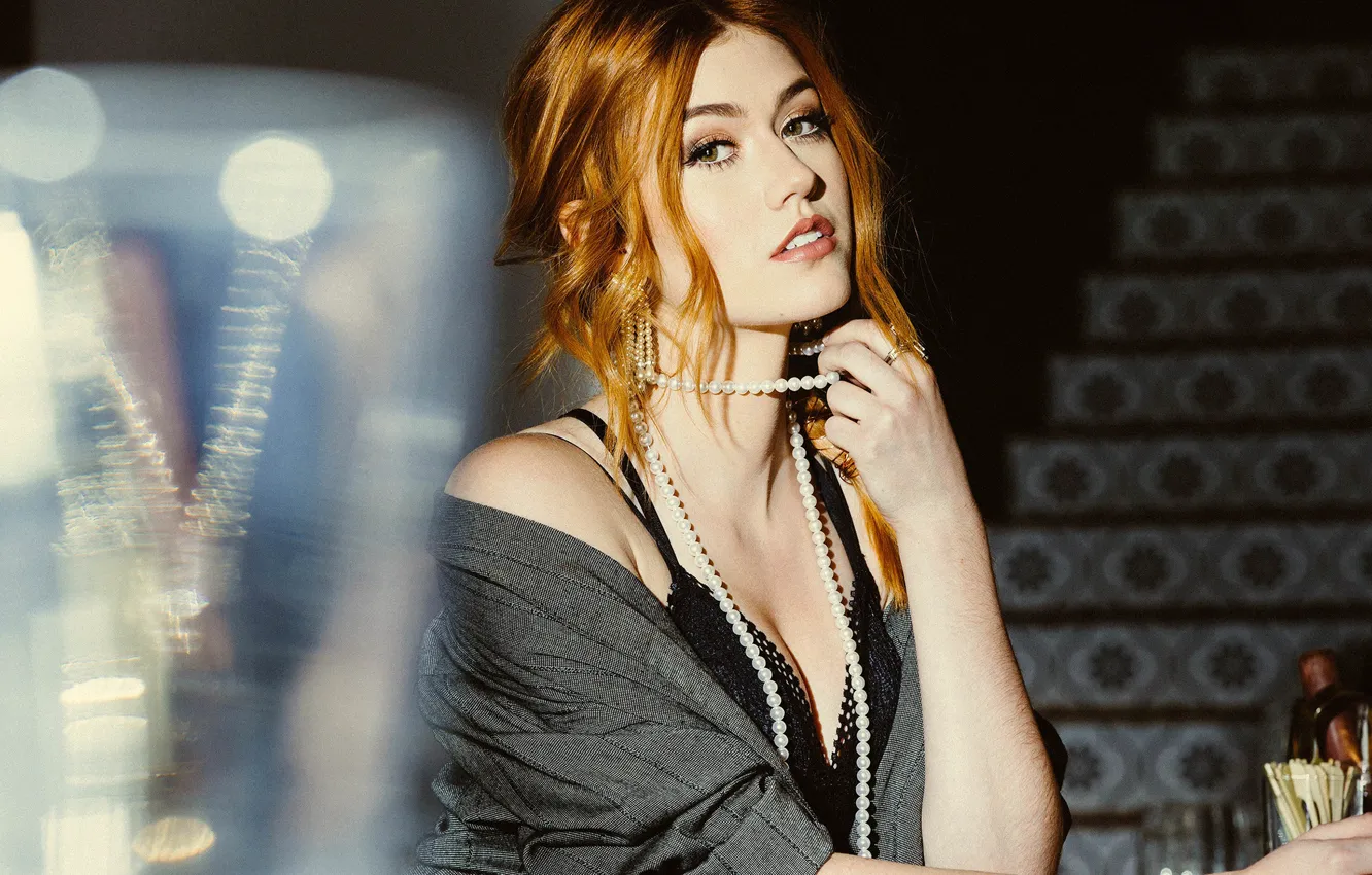 Фото обои взгляд, девушка, фото, макияж, прическа, бусы, Katherine McNamara, Bellus Magazine