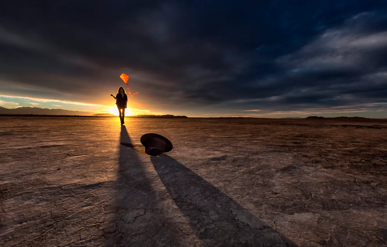 Фото обои девушка, пустыня, шляпа, воздушный змей, луч солнца золотого