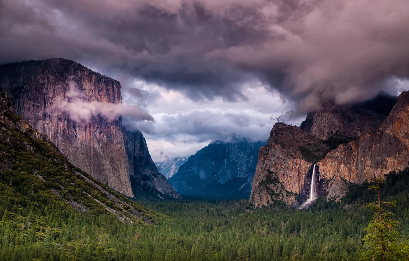 Фото обои лес, небо, деревья, горы, тучи, скалы, водопад, США
