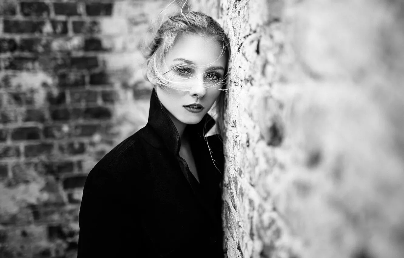 Фото обои black & white, girl, photo, photographer, monochrome, model, coat, blonde