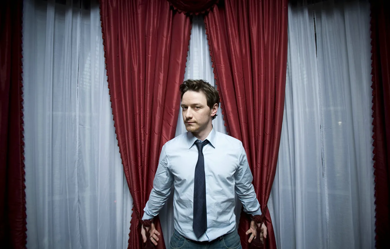 Фото обои взгляд, актер, занавески, джеймс макэвой, james mcavoy