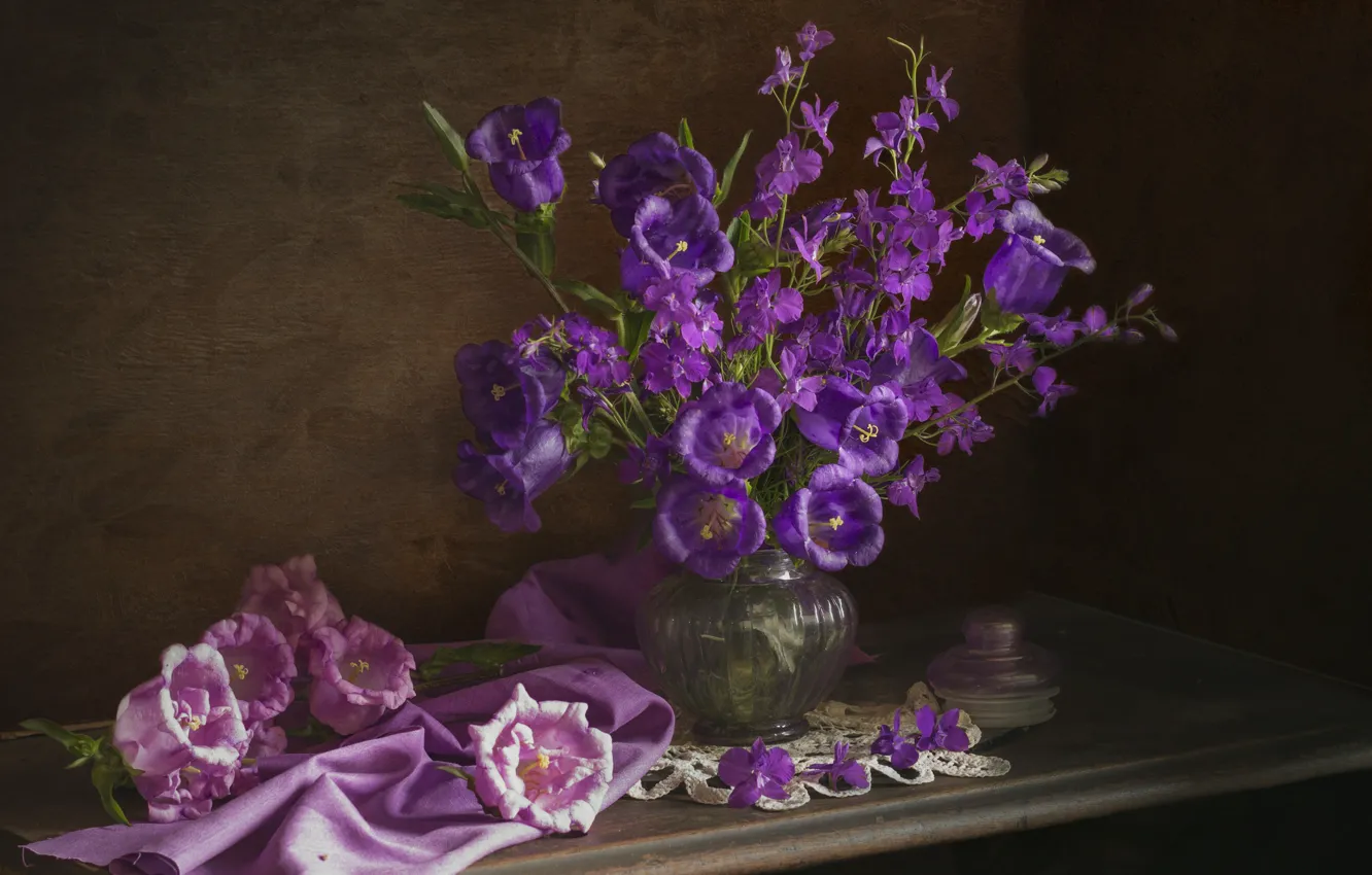 Фото обои цветы, ваза, колокольчики, салфетка, Лионелла Зимина