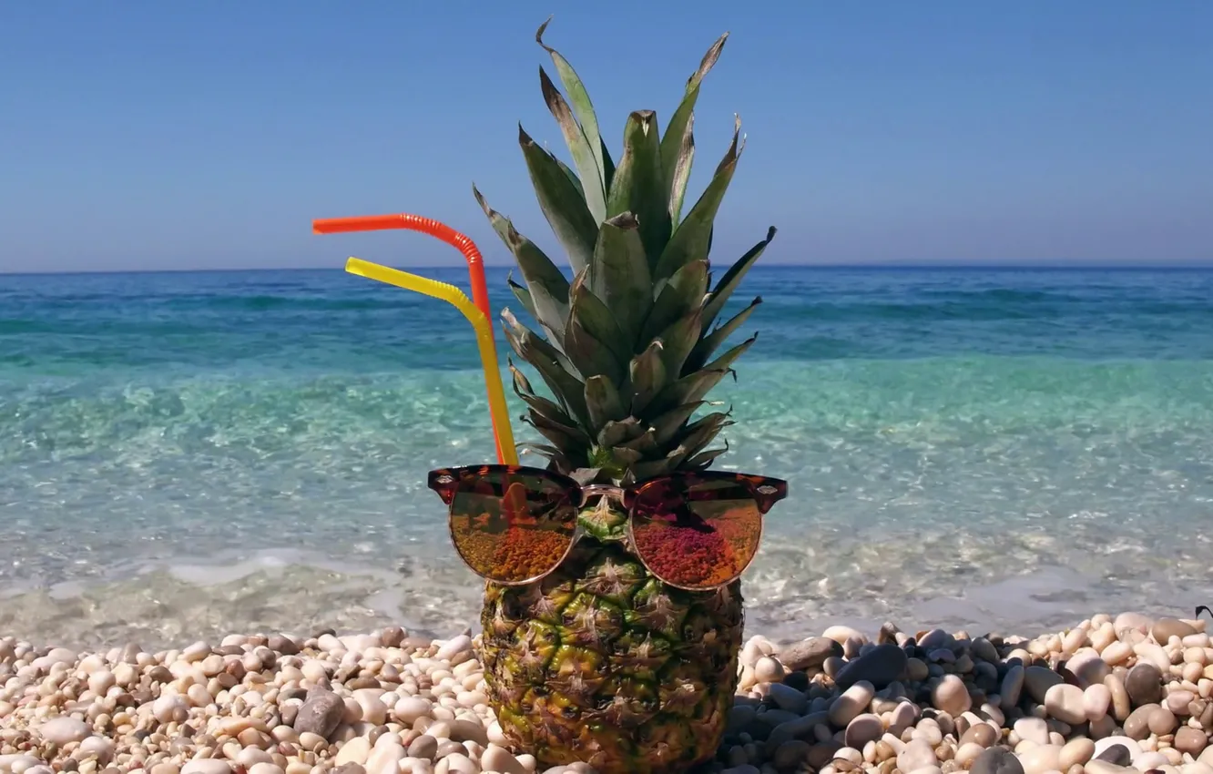 Фото обои море, пляж, лето, прозрачная бирюзовая вода, ананас в солнечных очках
