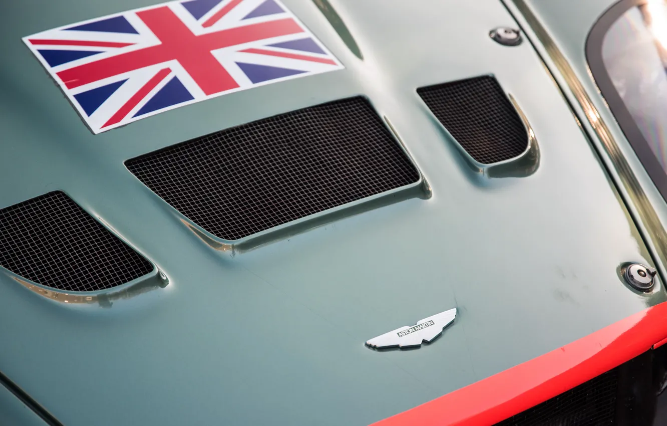 Фото обои Флаг, Капот, Логотип, Aston Martin DBRS9