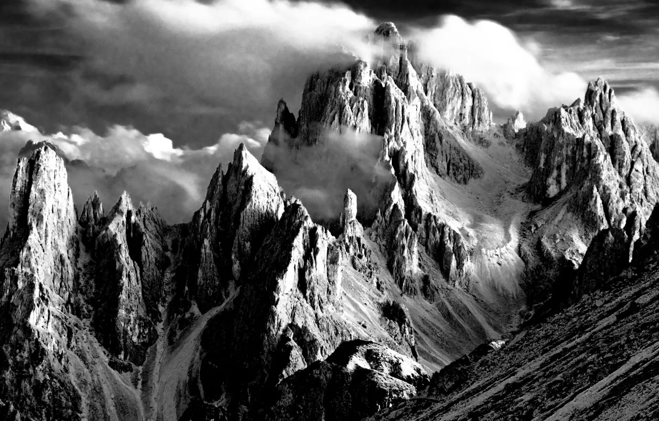 Фото обои небо, облака, горы, природа, скалы, black & white, черно-белое, монохром