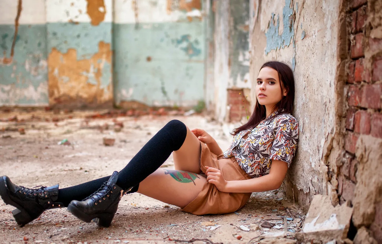 Фото обои model, women, brunette, sitting, legs crossed, looking at viewer, women outdoors, inked girls