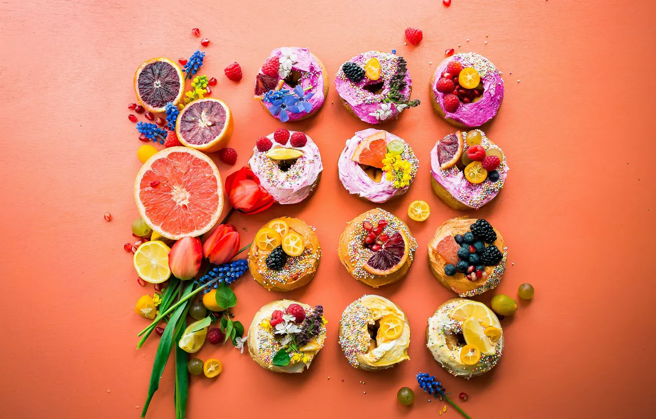 Фото обои цветы, ягоды, печенье, тюльпаны, пирожное, фрукты, оранжевый фон, крем