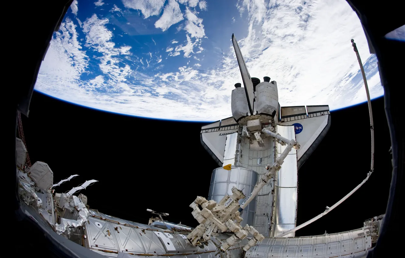 Фото обои космос, космонавты, МКС, манипулятор, Шаттл Discovery