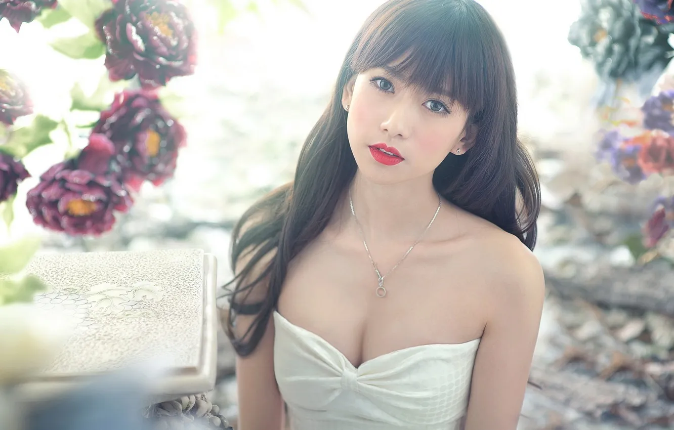 Фото обои девушка, цветы, брюнетка